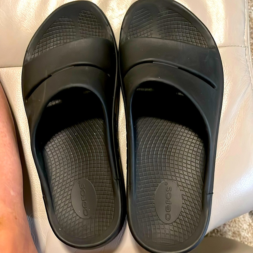 Oofos Men’s size 11.  New without box